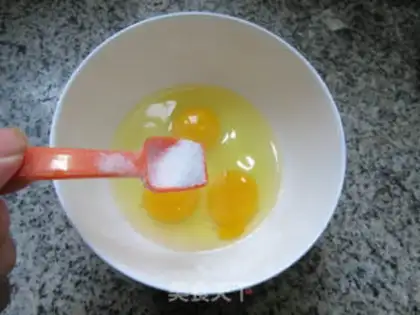 Make Pineapple fried eggs step 1