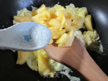 Make Pineapple fried eggs step 4