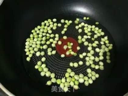 Make Spring bean egg noodles step 1