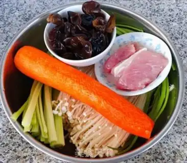 Make Celery with a golden pinpowder step 0