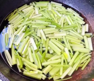 Make Celery with a golden pinpowder step 1