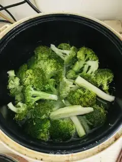 Make Watered broccoli step 1