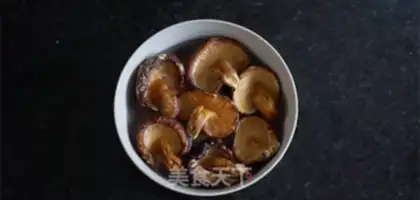Make Hong Kong-style mushrooms and sausages step 0