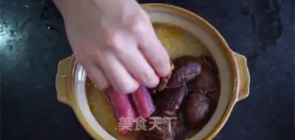 Make Hong Kong-style mushrooms and sausages step 3