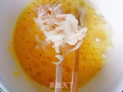 Make Shrimp leather fried eggs step 2
