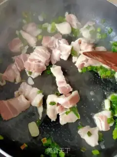Make Celery mushroom fried meat step 1