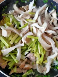 Make Celery mushroom fried meat step 3