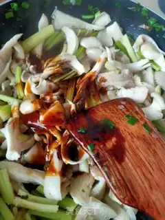 Make Celery mushroom fried meat step 4