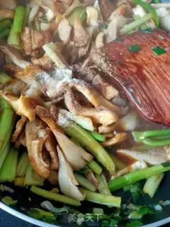Make Celery mushroom fried meat step 5