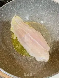Make Onion spicy dragonfish step 0