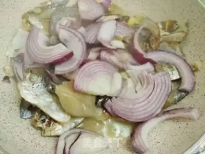 Make Onion fried fish step 6