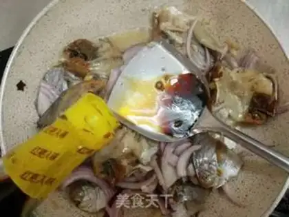 Make Onion fried fish step 7