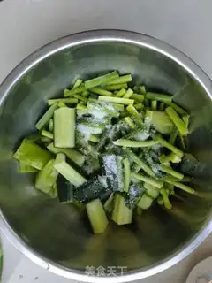Make Soy and garlic cucumbers step 1