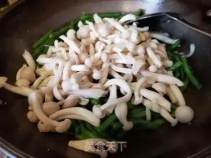 Make The white mushrooms are fried with beans step 6