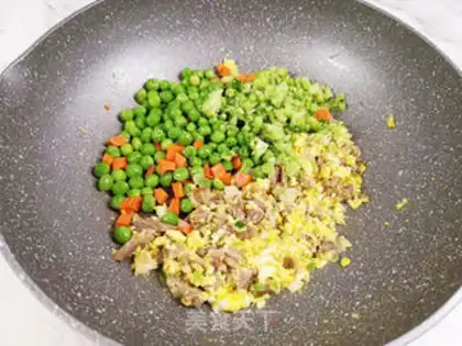 Make Vegetable beef fried rice step 4