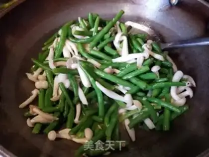 Make The white mushrooms are fried with beans step 7
