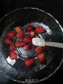 Make Strawberry shakes step 1