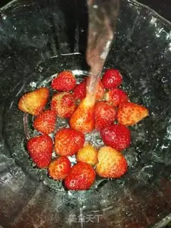 Make Strawberry shakes step 4