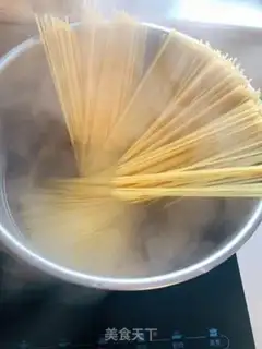 Make Bacon chicken tomato pasta step 1