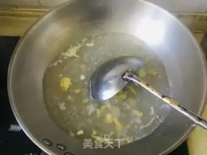 Make Salted eggs, green soup step 4