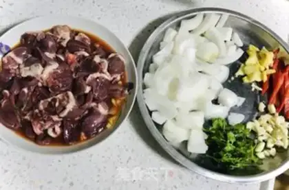 Make Onion fried duck heart step 2