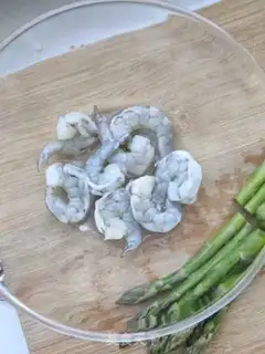 Make Shrimp and eggs step 2