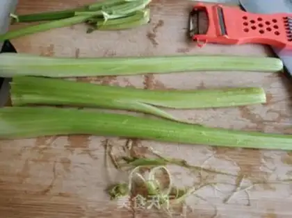 Make Celery fried meat step 0