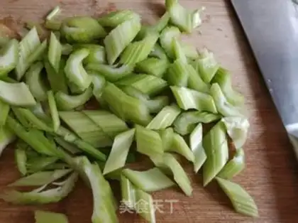 Make Celery fried meat step 1