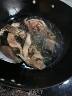 Make Godmother chops up pepperfish step 2