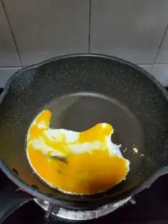 Make Pineapple sausage fried rice step 2