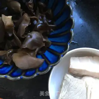 Make Scratches, garlic, wood step 0
