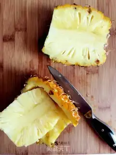 Make Pineapple rice step 1