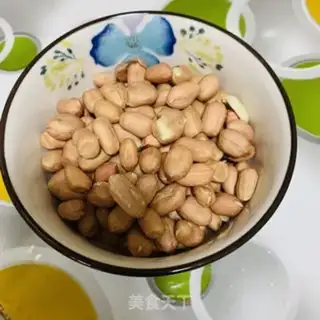 Make Lotus peanut chop soup step 1
