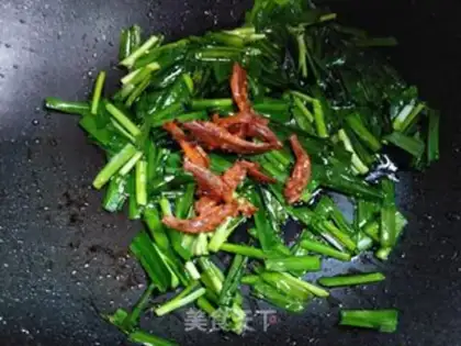 Make The walnut oil is fried to sea step 1