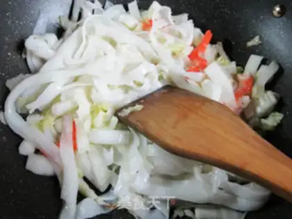 Make Sweet shrimp and cabbage step 3