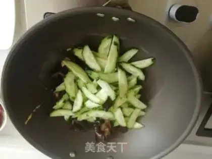 Make cucumber fried eggs step 2