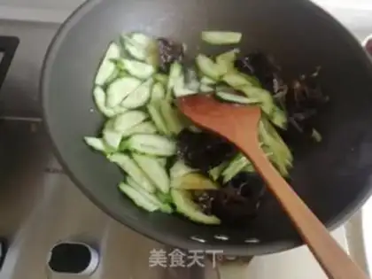 Make cucumber fried eggs step 3