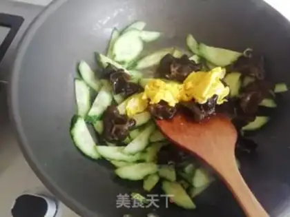 Make cucumber fried eggs step 4