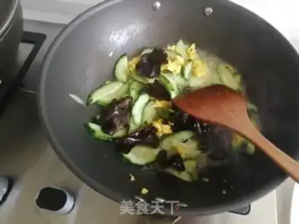 Make cucumber fried eggs step 5