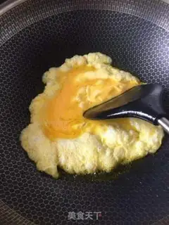Make Garlic fried eggs step 1