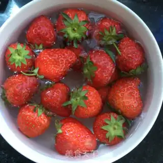 Make Fresh strawberry pear juice step 0