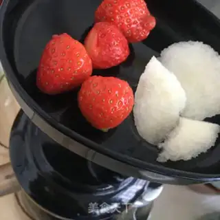 Make Fresh strawberry pear juice step 4