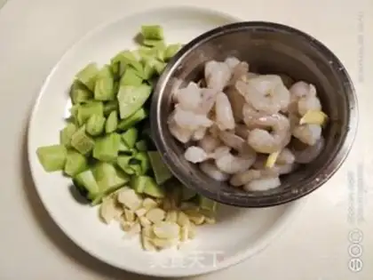 Make cucumber shrimp step 0