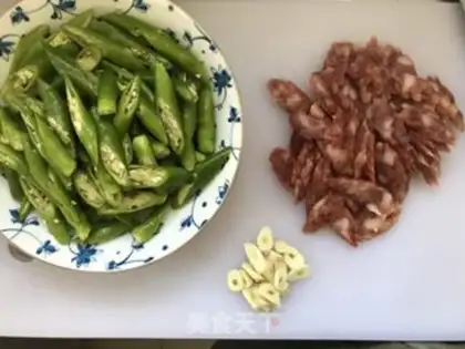 Make Pepper fried sausage step 1