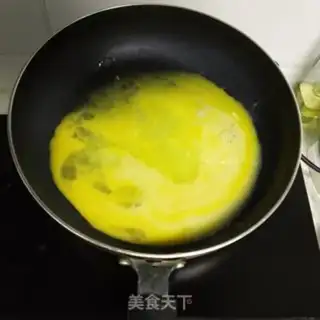 Make Tomato fried eggs step 1