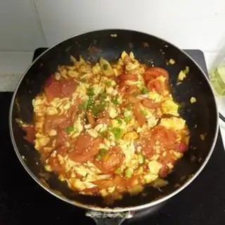 Make Tomato fried eggs step 7