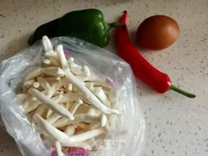 Make Twin pepper eggs and white mushrooms step 0