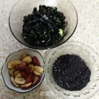 Make "Red dates, black bean rice" step 0