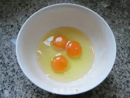 Make Squeeze roses and fried eggs step 2