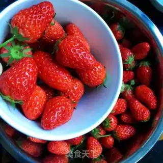Make Strawberry milk step 1